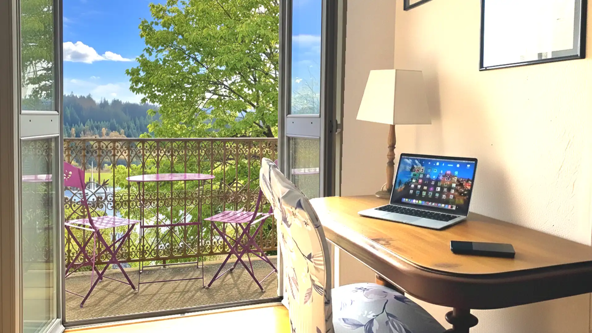 Espace ouvert convivial de la Maison Marthe avec balcon vue montagne et décoration intérieure soignée.